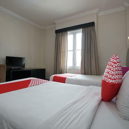 Capital O 1128 Hotel Imara Palembang Exterior photo