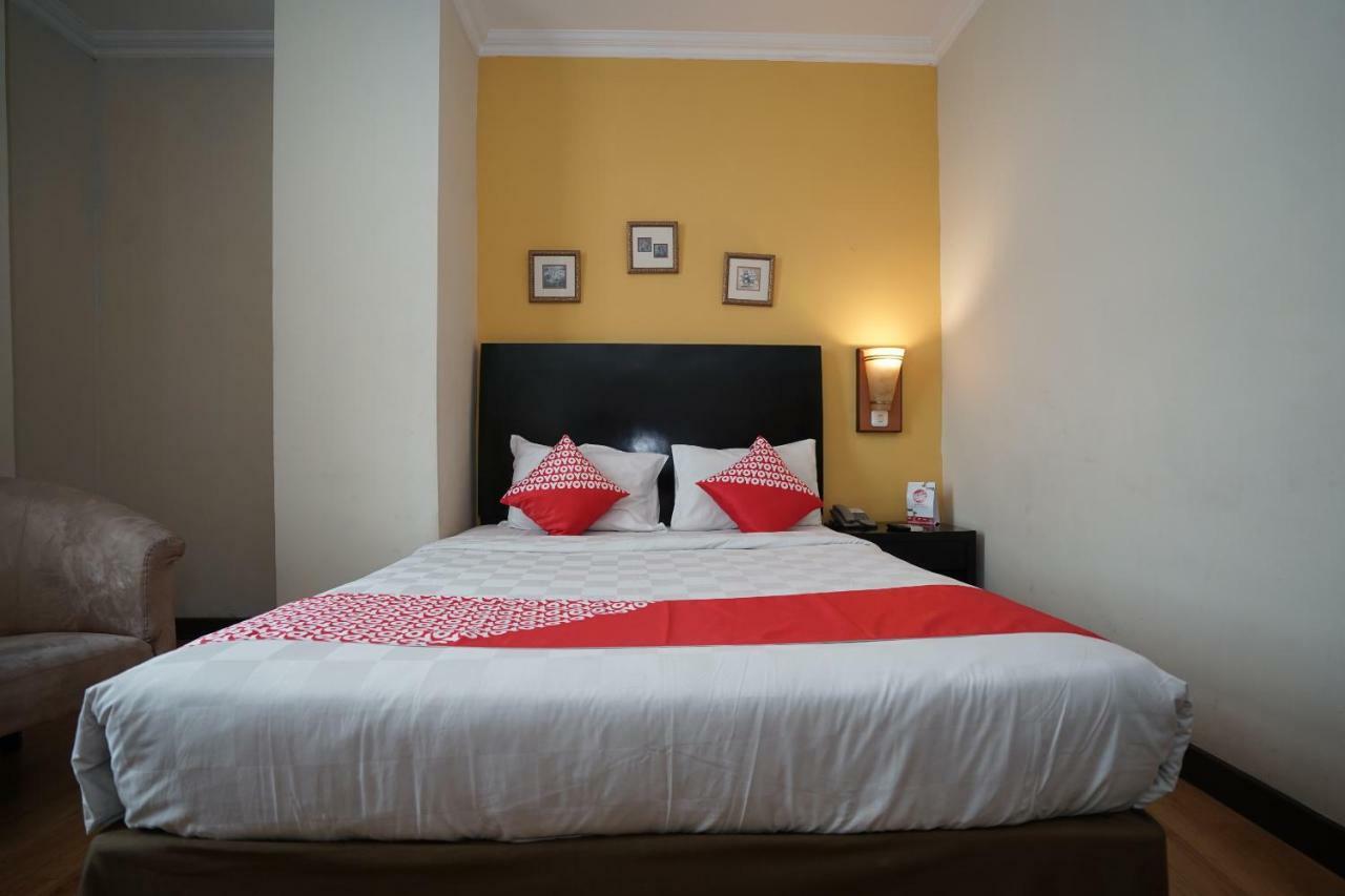Capital O 1128 Hotel Imara Palembang Exterior photo